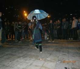 Hình 45 Cô gái Hmông xòa ô nhảy tại sân trung tâm thị trân Sa Pa Ảnh nguồn tác 1