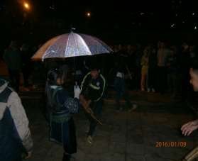 Hình 45 Cô gái Hmông xòa ô nhảy tại sân trung tâm thị trân Sa Pa Ảnh nguồn tác 2