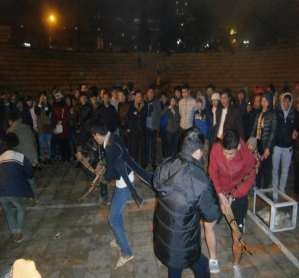 Hình 47 Trong hội vui du khách cũng muốn tham gia trải nghiệm cùng các chàng trai cô 3