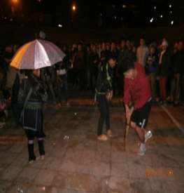 Hình 47 Trong hội vui du khách cũng muốn tham gia trải nghiệm cùng các chàng trai cô 4