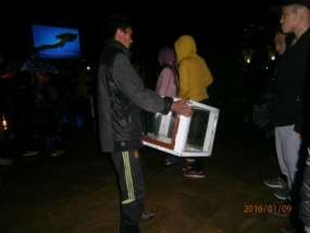 Hình 50 Cầm hộp lên để mang đến gần khách hơn Ảnh nguồn tác giả Hình 51 Khi 6