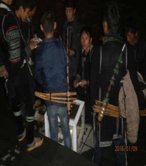 Hình 53 Các em đếm tiền và bắt đầu tính tổng rồi phân chia nhau Ảnh nguồn 9