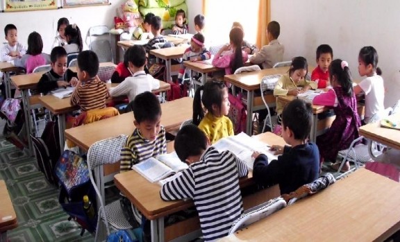 Học sinh lớp 2A đang thảo luận nhóm 4 khi học bài Phép nhân Học sinh lớp 2A 5