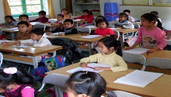 Học sinh lớp 2A phát biểu xây dựng bài Học sinh lớp 1A thực hiện phiếu học 6