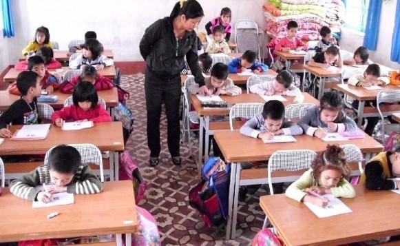 Học sinh lớp 1A thực hiện phiếu học tập Học sinh lớp 3B hoàn thành phiếu 7