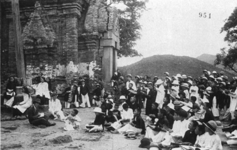 Hình 5 Giờ học môn Lịch sử Hình 6 Giờ học môn Địa lý Hình 7 Giờ học môn 5