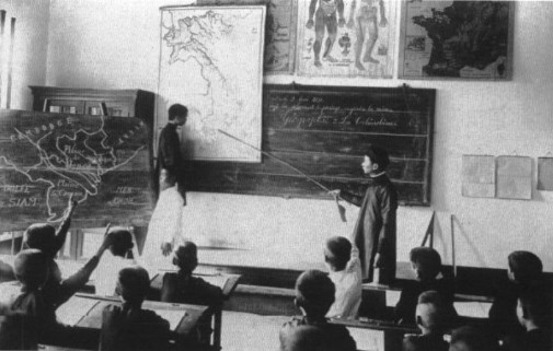 Hình 6 Giờ học môn Địa lý Hình 7 Giờ học môn Hóa học Hình 8 Giờ học môn 6