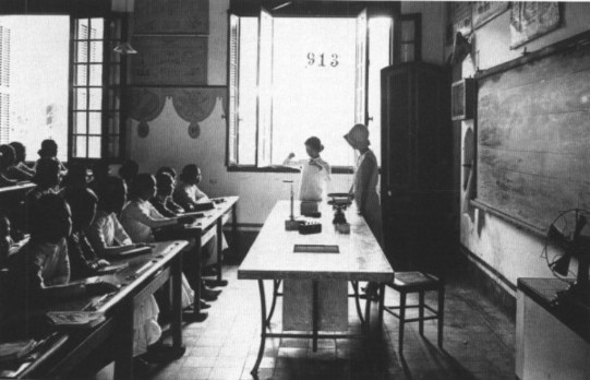 Hình 7 Giờ học môn Hóa học Hình 8 Giờ học môn Vạn vật học Hình 9 Giờ học 7