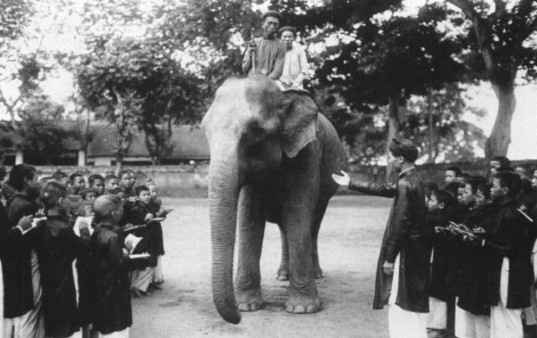 Hình 8 Giờ học môn Vạn vật học Hình 9 Giờ học môn Thể dục Nam Hình 10 Giờ 8