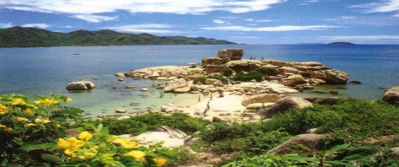 Hình 2 5 Hòn Chồng – Hòn Vợ Gồm 2 cụm đá lớn nằm bên bờ biển dưới chân 5