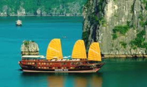 Nguồn www vietnamtourism com disan index php catid 6 1 5 Hình ảnh Hòn gà chọi trên Vịnh 4