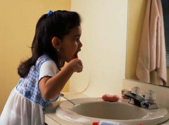 Hình 5 Hướng dẫn trẻ chải tóc Hình 7 Trẻ thực hành rửa tay Hình 9 Giờ ăn 4