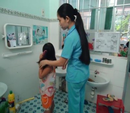 Hình 5 Hướng dẫn trẻ chải tóc Hình 7 Trẻ thực hành rửa tay Hình 9 Giờ ăn 5