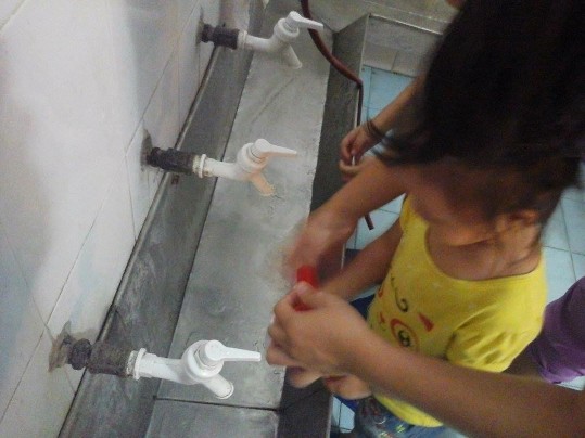 Hình 7 Trẻ thực hành rửa tay Hình 9 Giờ ăn trưa của trẻ 7