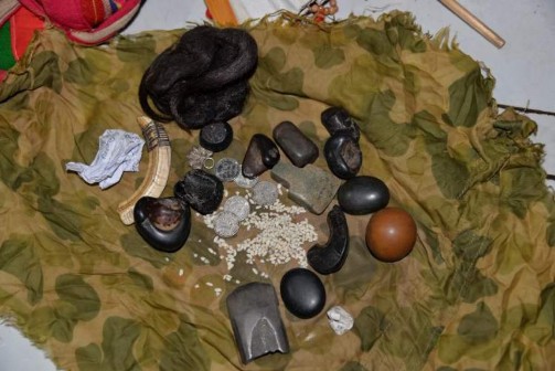 Ảnh Vật thiêng và gạo tiền trong khụt xanh túi bùa của bà Một Lò Thị Mân 1