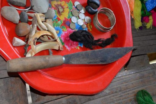 Ảnh Hiện vật thiêng trong khụt xanh túi bùa của bà Một Lò Thị En Nguồn Tác 2