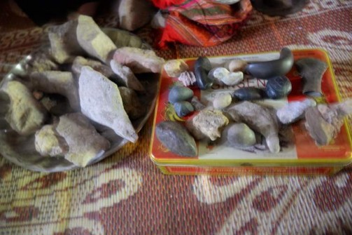 Ảnh Hiện vật thiêng trong khụt xanh túi bùa của bà Một Lò Thị Song Nguồn Tác 3