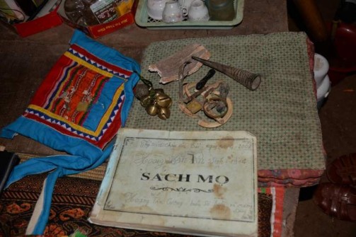 Ảnh Đồ nghề của thầy mo phi mo đám tang Hà Án Nguồn Tác giả Mộc Châu 12 2017 4