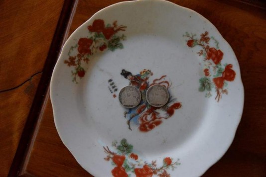 Ảnh Hai đồng bạc để xin úp ngửa khuổm hai của bà Một Lường Thị Song 5