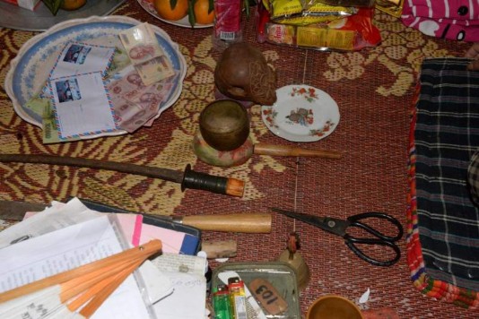 Ảnh Các hiện vật thiêng trong gian thờ của bà Một Lường Thị Song Nguồn Tác 6