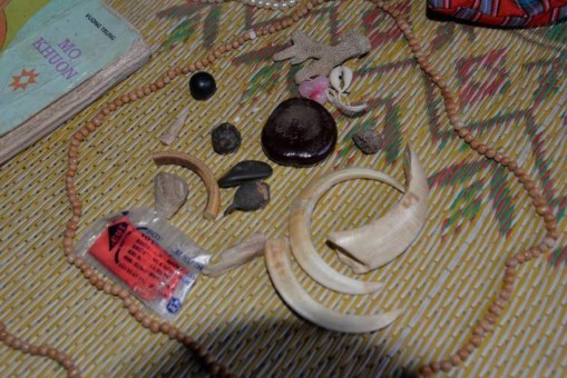 Ảnh Vật thiêng trong khụt xanh túi bùa của bà Một Bạc Thị Lót Nguồn Tác giả 9