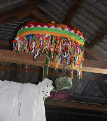 Ảnh Chiếc ô vải trong đám tang Mộc Châu 12 2017 Nguồn Tác giả Ảnh Gian thờ 11