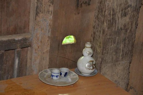 Ảnh Lỗ trên vách để bón đồ ăn cho tổ tiên hụ hóng trong nhà người Thái 15