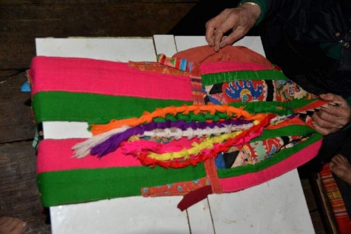 Ảnh Mũ cúng của bà Một Lò Thị Mân Nguồn Tác giả Thuận Châu 12 2016 Ảnh Trang 3