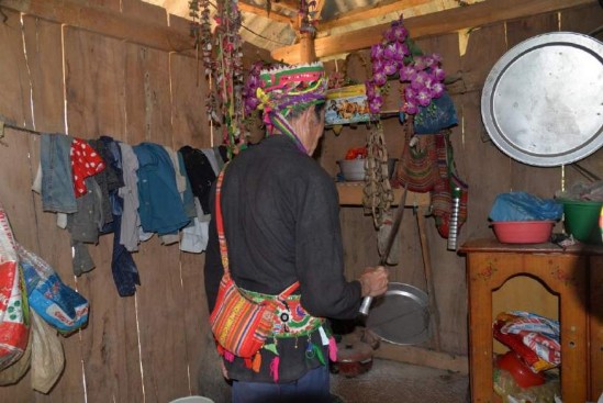 Ảnh Trang phục khi cúng lễ của ông Một Lò Văn Phương Nguồn Tác giả Thuận 4