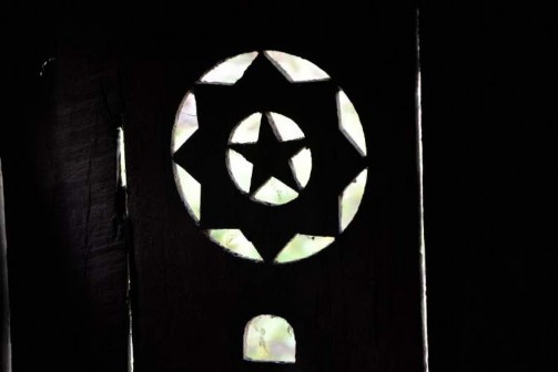 Ảnh Lỗ phía trên vách trong gian thờ tổ tiên hụ hóng của người Thái đen 1