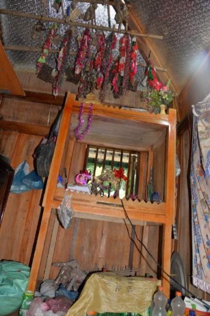 Ảnh Gác thờ hỉnh một của ông Một Lò Văn Inh Nguồn Tác giả Thuận Châu 7 2018 10