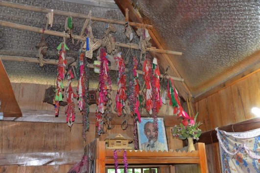 Ảnh Gác thờ hỉnh một của ông Một Lò Văn Inh Nguồn Tác giả Thuận Châu 7 2018 11