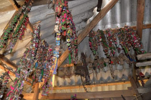 Ảnh Đồ treo trên mái gác thờ hỉnh một của ông Một Lò Văn Phương Nguồn Tác 12