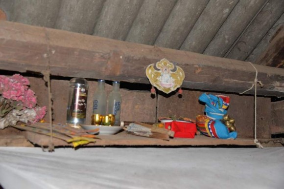 Ảnh Gác thờ ma tảy hính tảy sát mái nhà của thầy mo Hà Án Nguồn Tác giả 13