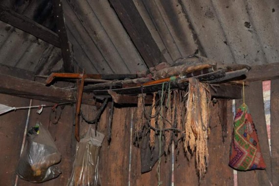 Ảnh Gác thờ ma tảy hính tảy sát mái nhà của thầy mo Hoàng Văn Khắt Nguồn 14