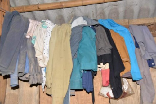 Ảnh Dây vắt áo của người chờ cúng treo cạnh gác thờ hỉnh một của bà Một 16