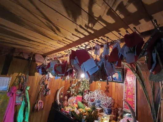 Ảnh Dãy túi tạy của đàn ông trong dòng họ tại nhà một trưởng họ người 2