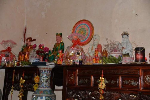Ảnh Một số pho tượng trên bàn thờ của bà Một Lường Thị Song Nguồn Tác 6