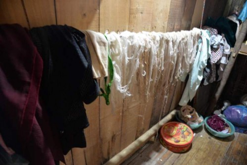 s Ảnh Chỉ và áo của người chờ cúng treo cạnh gác thờ hỉnh một của bà 1