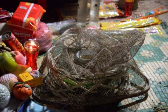 Ảnh Lưới chắn ma trên mâm cúng bữa chiều cho ma hồn trong đám tang Nguồn Tác 12