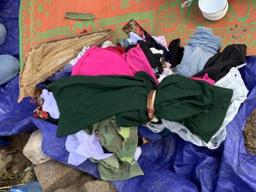 Ảnh Áo của cả gia đình và vợt ca xa trong lễ cúng đóng cửa mả tại rừng ma 14