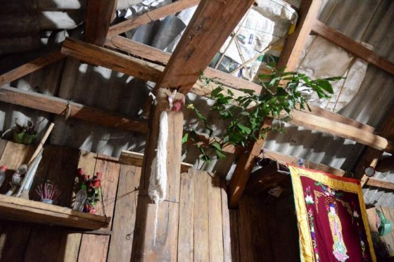 Ảnh Lá nát trừ ma giắt trên mái nhà trong đám tang Nguồn Tác giả Mộc Châu 12 15