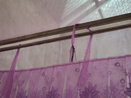 Ảnh Buộc chỉ trên đình màn cho trẻ đỡ ốm khóc Nguồn Tác giả Quỳnh Nhai 10 2