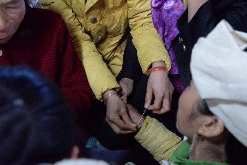 Ảnh Buộc chỉ cổ tay cho người thân khi đến viếng trong đám tang Nguồn Tác 4