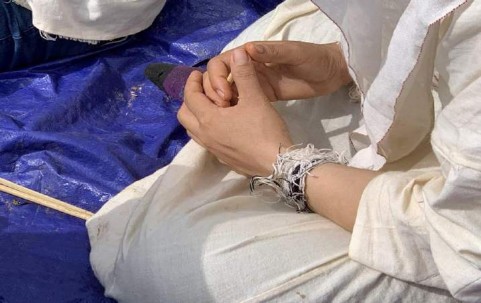 Ảnh Chỉ buộc trên tay người vợ sau đám tang người chồng Nguồn Tác giả Mộc 5