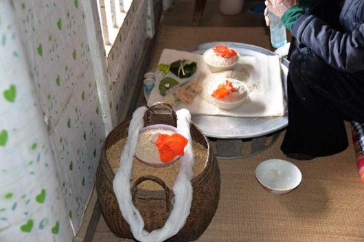 Ảnh Cuộn chỉ trên bung thóc cúng Nguồn Tác giả Thuận Châu 11 2016 Ảnh Dây chỉ 9