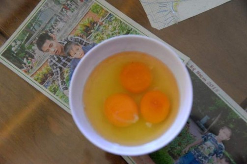 Ảnh Bà Một bói trứng cho người bị chài Mộc Châu 12 2017 Nguồn Tác giả Ảnh 1