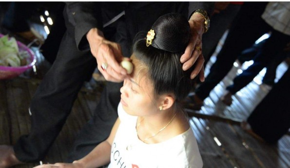 Ảnh cắt từ clip Thổi lăn trứng chữa bệnh Nguồn Tác giả Thuận Châu 2 2019 10