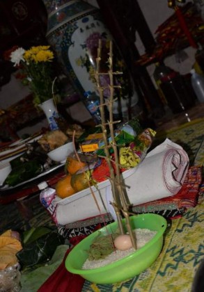 Ảnh Thang dâu đón hồn người vợ lên khỏi mộ của chồng trong lễ cúng Nguồn 11