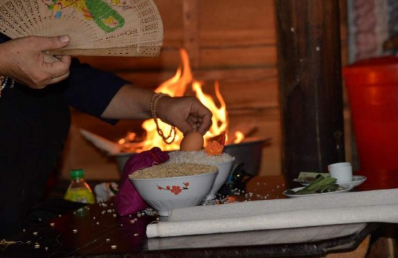 Ảnh Bà Một bói gạo trên trứng trong lễ cúng hồn Nguồn Tác giả Thuận Châu 7 2